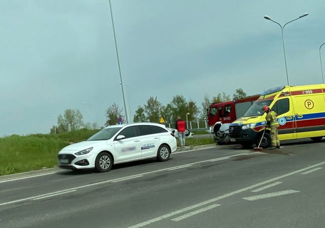 Obywatel Ukrainy nie patrzył na znaki. Opel zderzył się ze skodą, jedno z aut dachowało (zdjęcia)