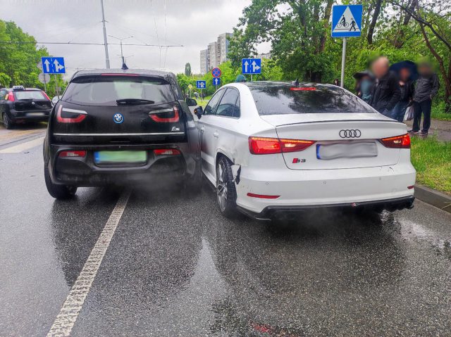 Z impetem wjechał w auta stojące przed przejściem dla pieszych. Spore utrudnienia w ruchu na ul. Filaretów (zdjęcia)