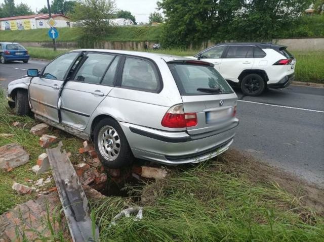 Przesadził z prędkością, po chwili rozbił BMW (zdjęcia)