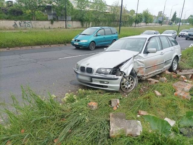 Przesadził z prędkością, po chwili rozbił BMW (zdjęcia)