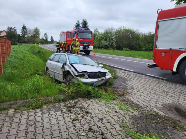 Toyota wpadła do rowu i uderzyła w przepust. Dwie osoby poszkodowane (zdjęcia)