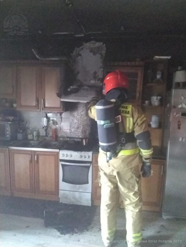 Ogień pojawił się w budynku wielorodzinnym. Strażacy gasili pożar kuchni (zdjęcia)