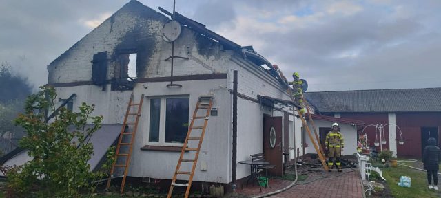 Osiem zastępów straży pożarnej walczyło z pożarem. Ogień częściowo strawił budynek mieszkalny (zdjęcia)