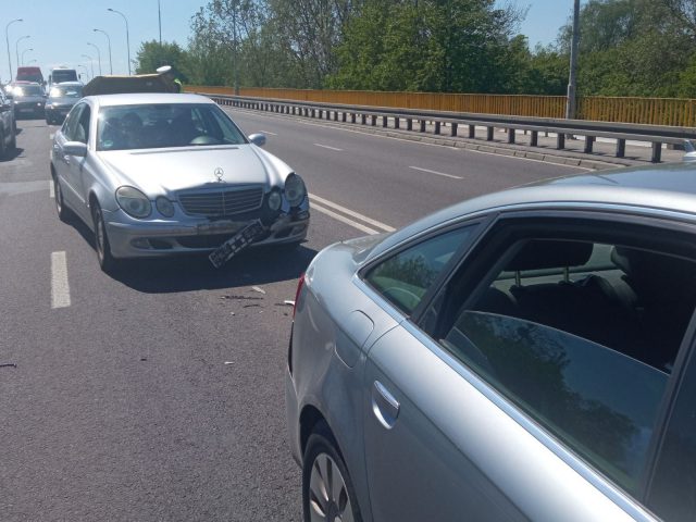 Zderzenie czterech pojazdów na wiadukcie, są utrudnienia w ruchu (zdjęcia)