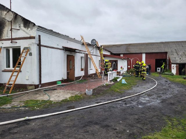 Osiem zastępów straży pożarnej walczyło z pożarem. Ogień częściowo strawił budynek mieszkalny (zdjęcia)