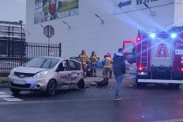 Zderzenie trzech pojazdów na ul. Krochmalnej. Jedna osoba była zakleszczona we wraku auta (wideo, zdjęcia)