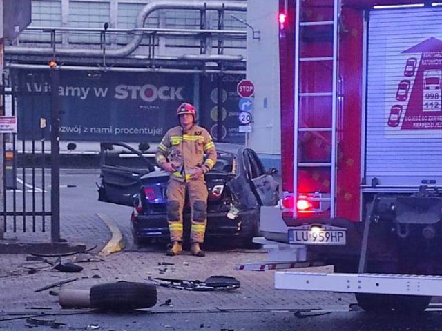 Zderzenie trzech pojazdów na ul. Krochmalnej. Jedna osoba była zakleszczona we wraku auta (wideo, zdjęcia)