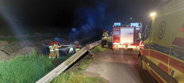 Alkohol i brawura zaprowadziły go do przydrożnego rowu. Wcześniej uszkodził dwa zaparkowane auta (zdjęcia)