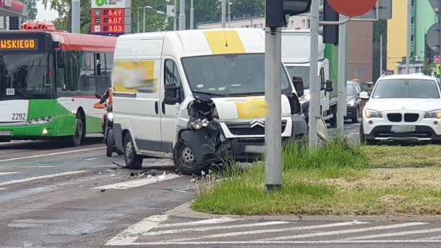 Nie wyhamował za citroenem, uderzył pojazdem dostawczym w tył osobówki (zdjęcia)