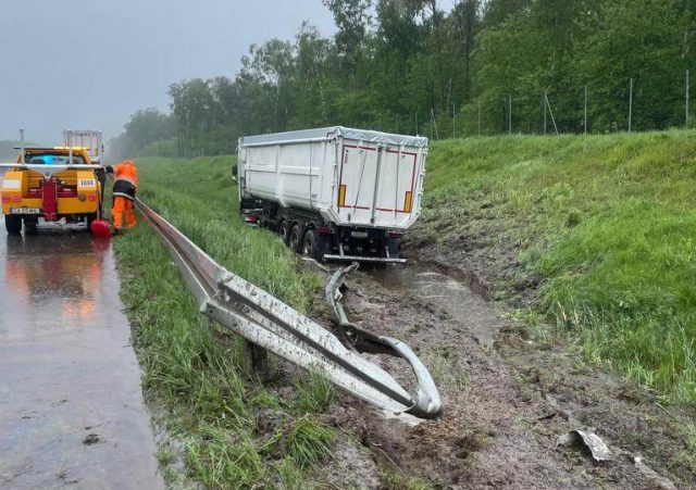 Na drodze S17, na pasie w kierunku Lublina, pojazd ciężarowy wypadł z drogi (zdjęcia)