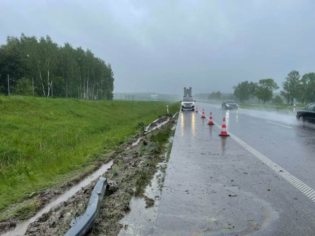 Na drodze S17, na pasie w kierunku Lublina, pojazd ciężarowy wypadł z drogi (zdjęcia)