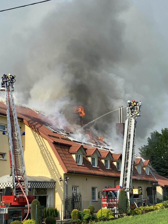 Kilkanaście zastępów straży pożarnej walczy z pożarem hotelu w Nałęczowie (zdjęcia)