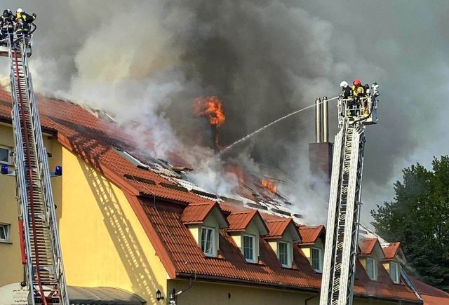 Kilkanaście zastępów straży pożarnej walczy z pożarem hotelu w Nałęczowie (zdjęcia)