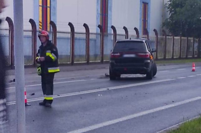 Zderzenie trzech pojazdów na ul. Krochmalnej. Jedna osoba była zakleszczona we wraku auta (wideo, zdjęcia)