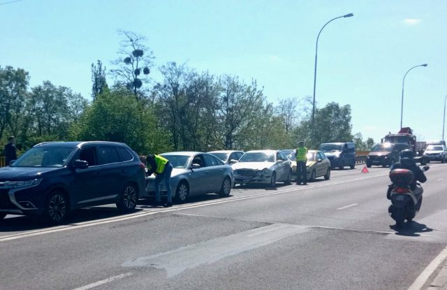 Zderzenie czterech pojazdów na wiadukcie, są utrudnienia w ruchu (zdjęcia)