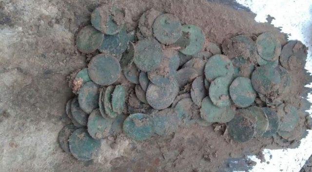 Znaleźli skarb monet z czasów króla Jana Kazimierza. Numizmatów było ponad 100