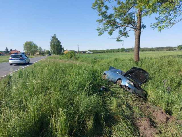 Zasnął za kierownicą, doszło do wypadku. Jedna osoba trafiła do szpitala (zdjęcia)