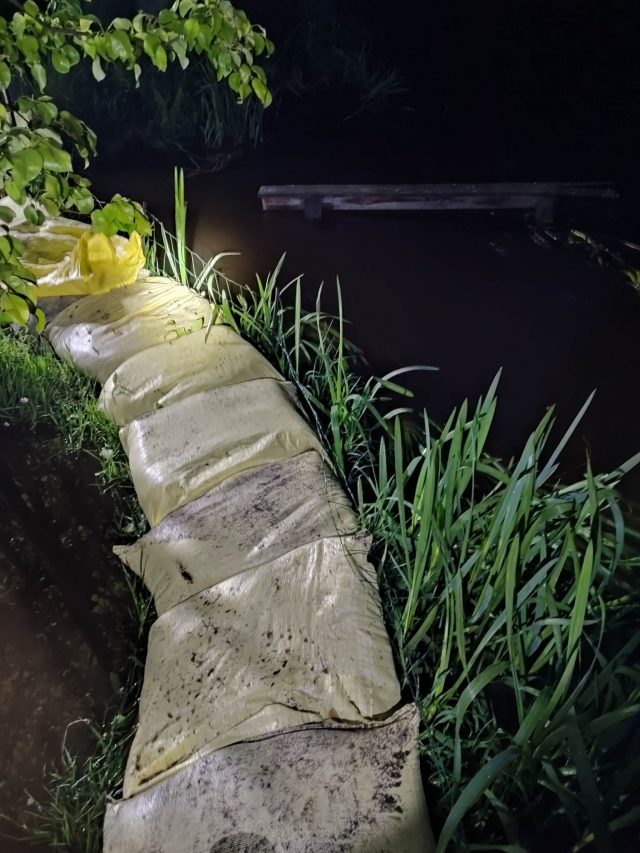 W nocy doszło do wylania rzeki Wieprz. Strażacy zbudowali wał przeciwpowodziowy (zdjęcia)