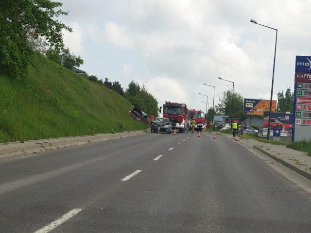 Zablokowana ulica Wojciechowska po zderzeniu dwóch pojazdów osobowych (zdjęcia)