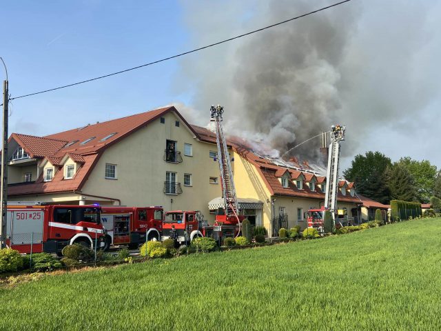 Kolejną godzinę trwają działania gaśnicze w Nałęczowie. W sobotę rano w ogniu stanął hotel (wideo, zdjęcia)