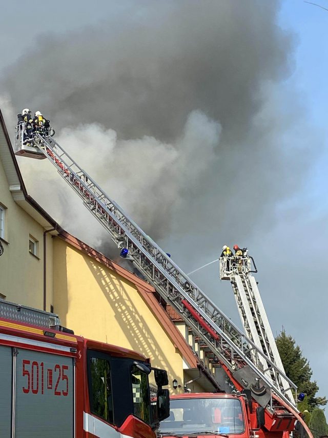 Kilkanaście zastępów straży pożarnej walczy z pożarem hotelu w Nałęczowie (zdjęcia)