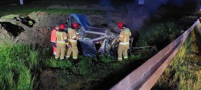 Alkohol i brawura zaprowadziły go do przydrożnego rowu. Wcześniej uszkodził dwa zaparkowane auta (zdjęcia)