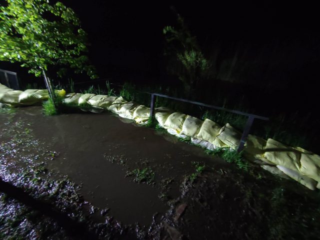 W nocy doszło do wylania rzeki Wieprz. Strażacy zbudowali wał przeciwpowodziowy (zdjęcia)