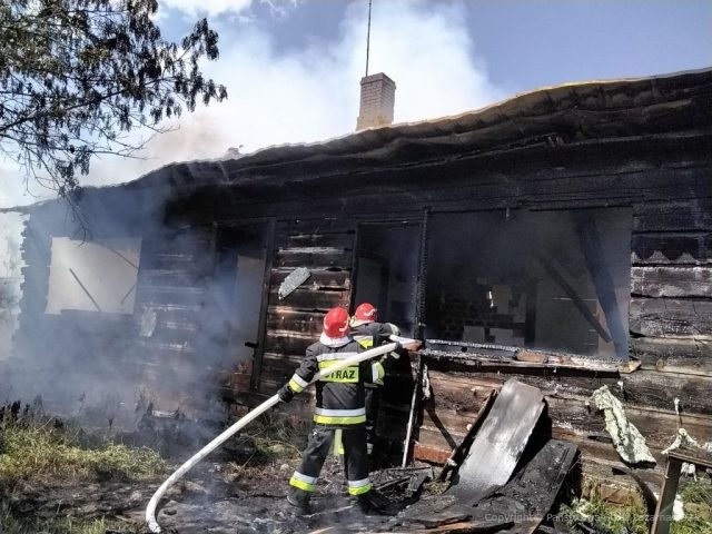 Sześć zastępów straży pożarnej walczyło z ogniem. Pożar objął budynek mieszkalny (zdjęcia)