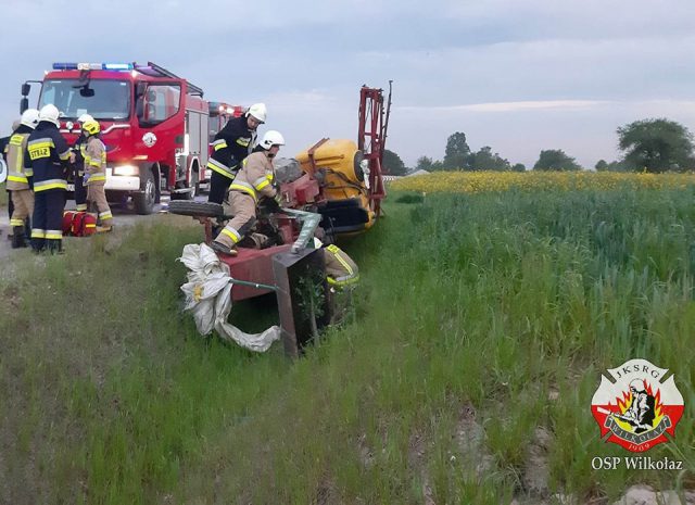 Ciągnik przewrócił się i przygniótł mężczyznę (zdjęcia)