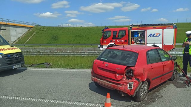 Na obwodnicy Ryk auto osobowe uderzyło w bariery energochłonne. Duże utrudnienia w ruchu w kierunku Lublina (zdjęcia)