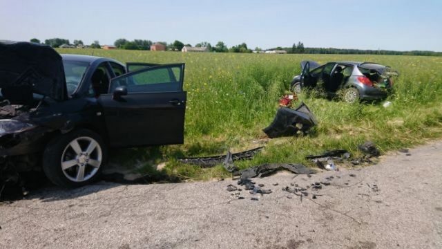 Dwie osoby poszkodowane po zderzeniu dwóch pojazdów osobowych na skrzyżowaniu (zdjęcia)