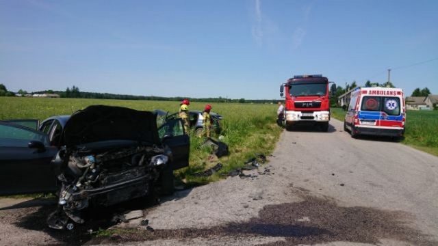 Dwie osoby poszkodowane po zderzeniu dwóch pojazdów osobowych na skrzyżowaniu (zdjęcia)