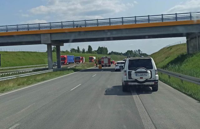 Na obwodnicy Ryk auto osobowe uderzyło w bariery energochłonne. Duże utrudnienia w ruchu w kierunku Lublina (zdjęcia)