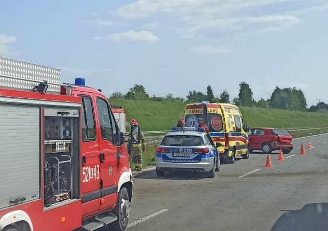 Na obwodnicy Ryk auto osobowe uderzyło w bariery energochłonne. Duże utrudnienia w ruchu w kierunku Lublina (zdjęcia)