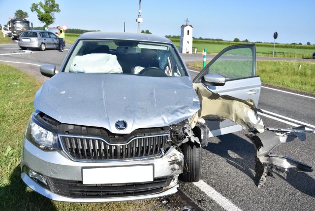 Nie miał uprawnień, doprowadził do zderzenia dwóch pojazdów. Jedna osoba w szpitalu (zdjęcia)