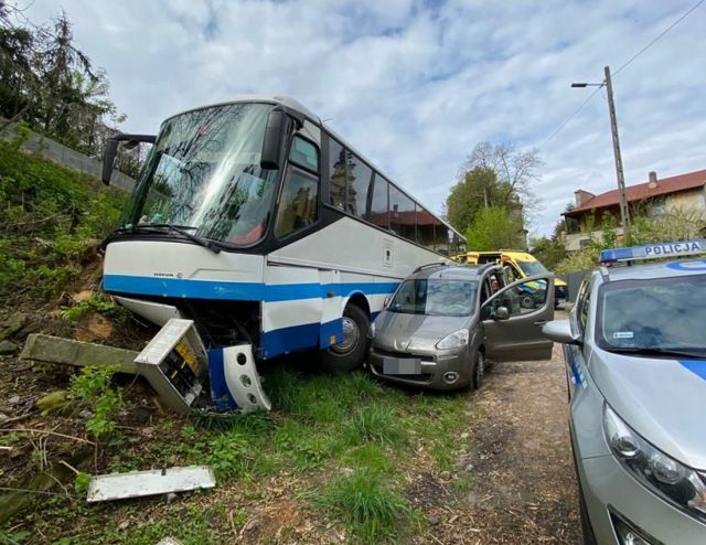 Autobus stoczył się ze wzniesienia i z impetem uderzył w peugeota (zdjęcia)