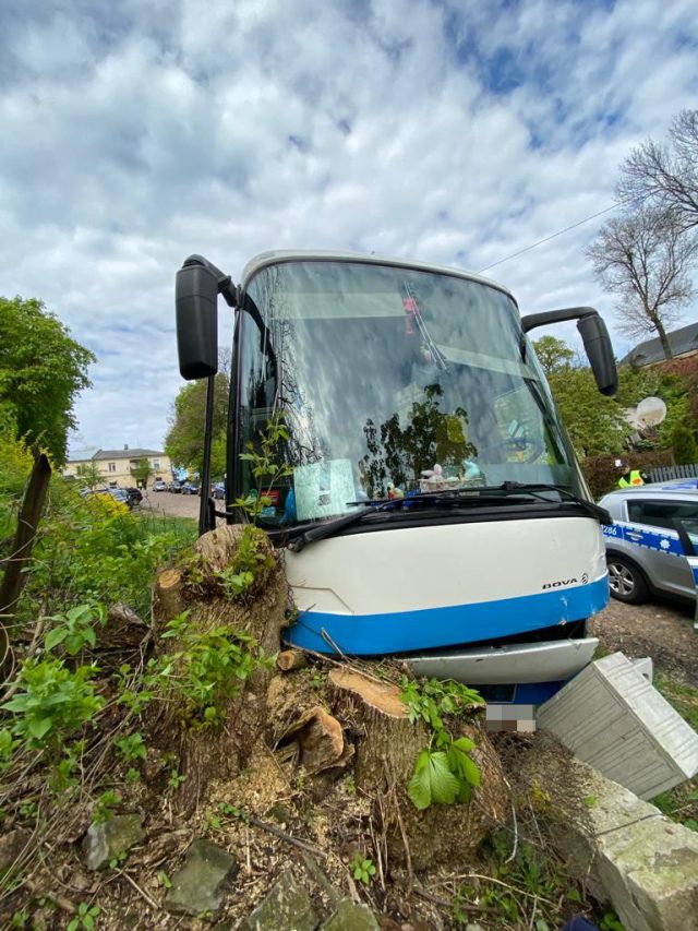 Autobus stoczył się ze wzniesienia i z impetem uderzył w peugeota (zdjęcia)