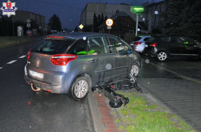 Uderzył hulajnogą elektryczną w citroena, trafił do szpitala (zdjęcia)