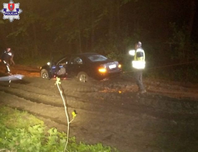 Chcieli objechać wypadek, „posłuchali się” nawigacji. Mercedes ugrzązł w błocie, w środku lasu (zdjęcia)