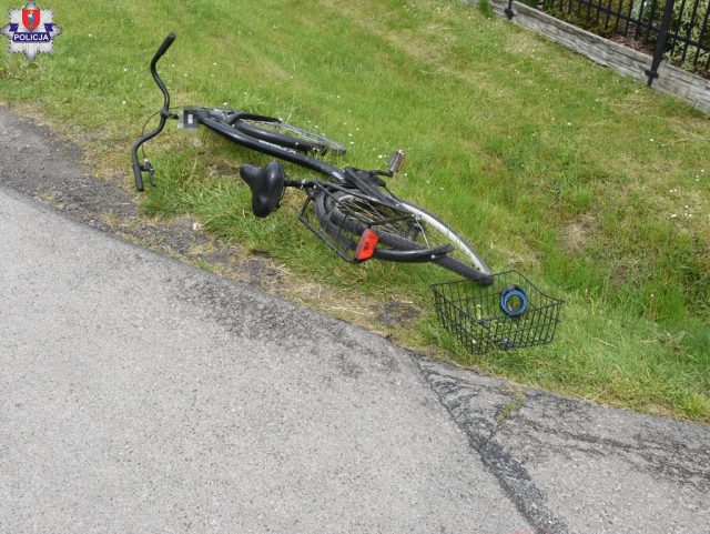 Potrącenie rowerzysty w trakcie wyprzedzania na skrzyżowaniu. 71-latek trafił do szpitala (zdjęcia)