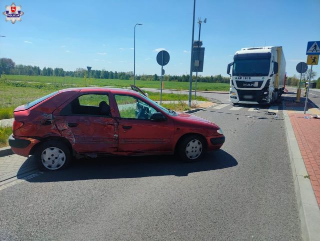 86-latek wjechał wprost przed ciężarówkę, doszło do zderzenia (zdjęcia)