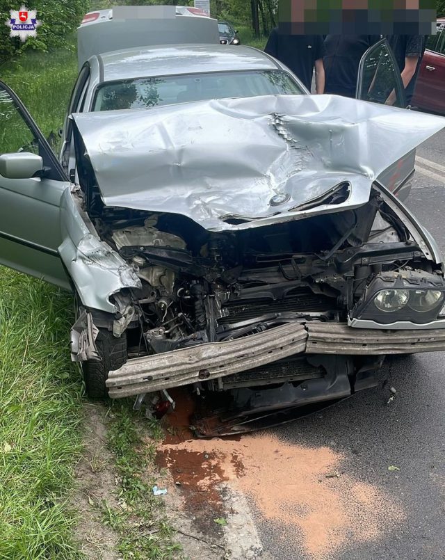 18-latek nie wyhamował BMW, uderzył w tył jeepa. Jedna osoba trafiła do szpitala (zdjęcia)