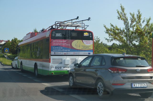 Zderzenie toyoty z trolejbusem na ul. Jana Pawła II (zdjęcia)