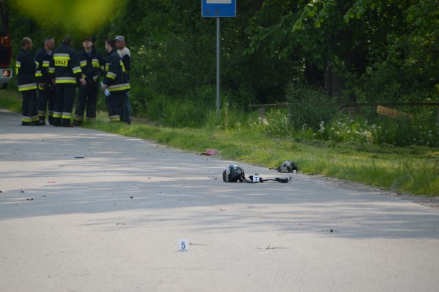 Tragiczny wypadek na lokalnej drodze. Podróżujące jednośladem małżeństwo zginęło na miejscu (zdjęcia)