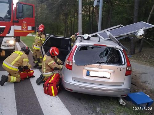 Samochód osobowy wypadł z drogi i uderzył w słup (zdjęcia)