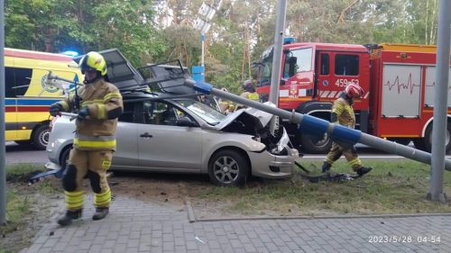 Samochód osobowy wypadł z drogi i uderzył w słup (zdjęcia)