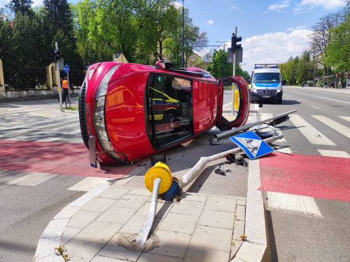 Wjechał na czerwonym, doprowadził do groźne wyglądającego wypadku. Honda dachowała (zdjęcia)