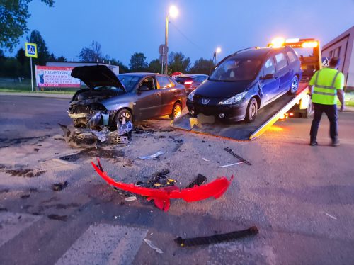 Nie zauważyła jadącego z naprzeciwka auta. Doprowadziła do zderzenia czterech pojazdów (zdjęcia)