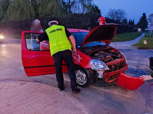 Nie zauważyła jadącego z naprzeciwka auta. Doprowadziła do zderzenia czterech pojazdów (zdjęcia)