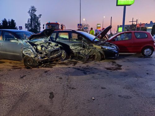 Nie zauważyła jadącego z naprzeciwka auta. Doprowadziła do zderzenia czterech pojazdów (zdjęcia)